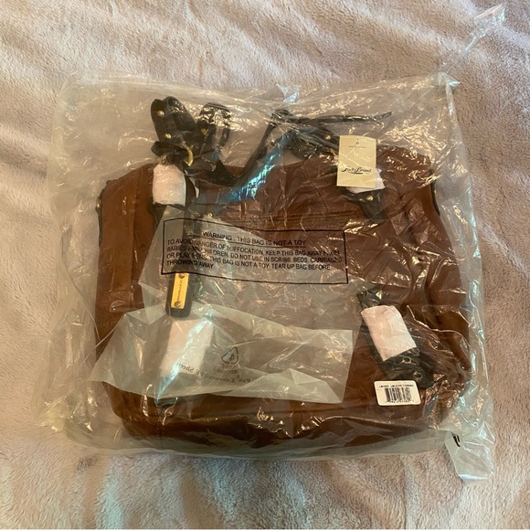 Lucky Brand Buckman Tote in Cognac with zipper close and zip pockets NWT - Picture 16 of 16